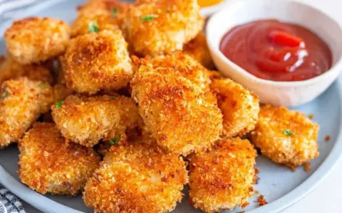 Chrupiące nuggetsy z airfryer, idealne do maczania w keczupie.