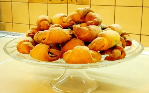 Rogaliki drożdżowe, pachnące jak u babci, na szklanej paterze. Idealne na deser.
