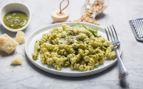 Pyszny makaron fusilli z domowym pesto, parmezanem i orzeszkami pinii. Idealny przepis, jak zrobić pesto!