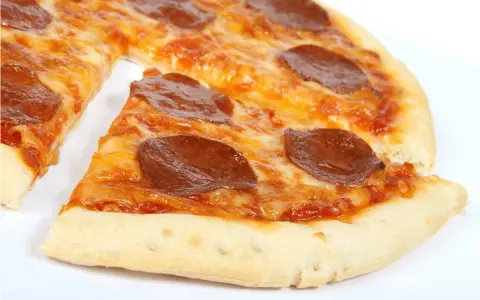 Apetyczna pizza pepperoni z ciągnącym serem. Zastanawiasz się, ile waży pizza? Ta wygląda na idealną porcję!