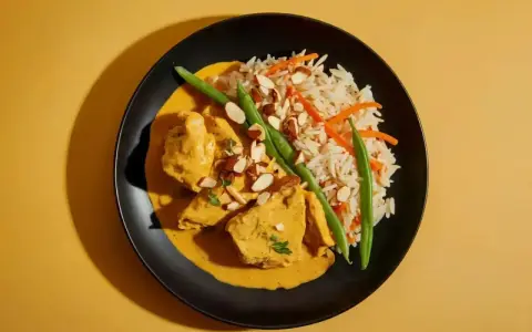 Pyszny kurczak w sosie curry z ryżem, fasolką szparagową i migdałami. Prosty przepis na obiad, który zachwyci każdego.