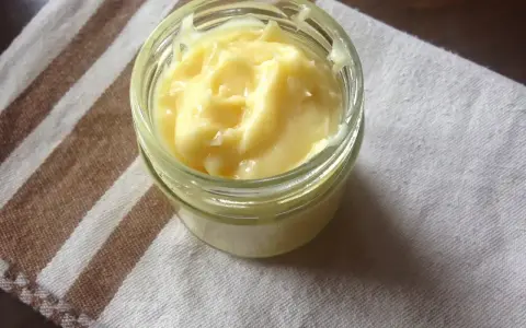 Domowe aioli w słoiczku, kremowe i pyszne, idealne do dipów i sosów.