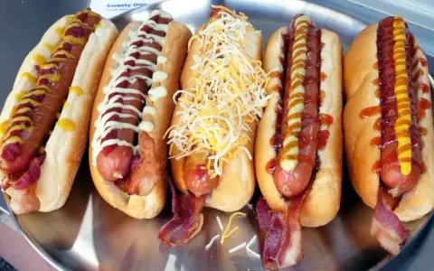 Pięć pysznych hot dogów z frytkownicy powietrznej, z bekonem, serem i sosami. Idealne na szybki posiłek.