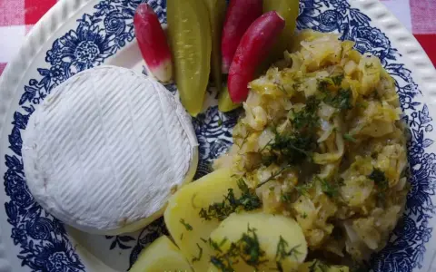 Pyszny camembert z frytkownicy, podany z ziemniakami, kiszonymi ogórkami i rzodkiewką.