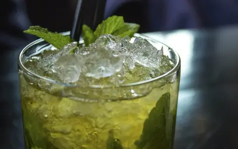 Orzeźwiający mojito bezalkoholowe z lodem i miętą, idealny na upalne dni.