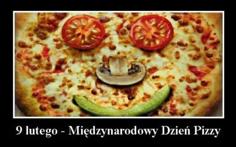 Uśmiechnięta pizza z pomidorów i pieczarki. Idealna na Międzynarodowy Dzień Pizzy, który obchodzimy 9 lutego.