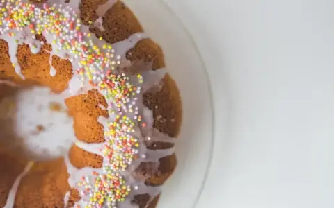 Puszysty babka z lukrem i kolorową posypką, idealna na Wielkanoc. Ten lukier do cynamonek sprawi, że każde ciasto będzie wyglądać apetycznie.