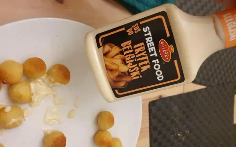 Kuleczki ziemniaczane polane kremowym sosem belgijskim. Idealne do frytek i nie tylko!