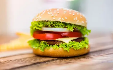 Kalorie w burgerach: ile mają i jak je liczyć?