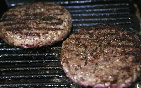 Jak długo smażyć burgera? Idealny czas dla każdego stopnia wysmażenia