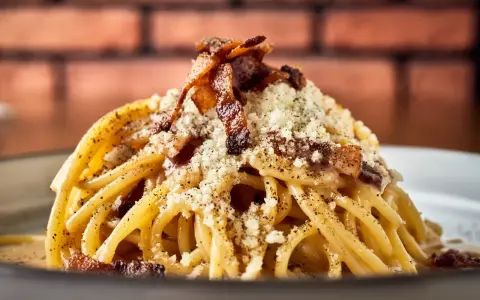 Pyszne włoskie dania z makaronem, jak Carbonara, z chrupiącym boczkiem i parmezanem.