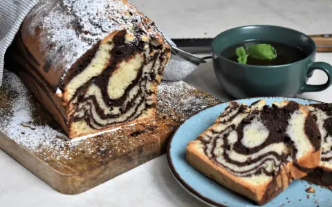 Pyszna babka zebra, idealna na podwieczorek. Ten przepis na babkę zebra zachwyci każdego!