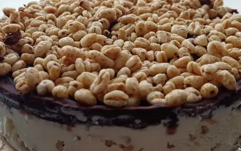 Puszysty deser z chrupkami ryżowymi, przypominający smakiem Kinder Country. Zastanawiasz się nad kinder country kcal? Ten deser to pyszna alternatywa!