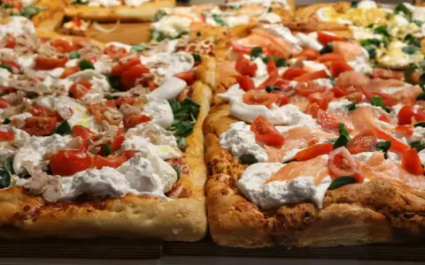 Pyszne placki z burratą, pomidorkami i łososiem. Idealne na szybki przepis na ciasto do pizzy, gdy masz ochotę na coś wyjątkowego.