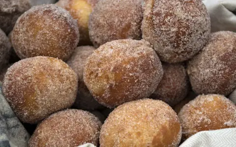 Puszyste pączki z ziemniakami Ewy Wachowicz, obtoczone w cukrze z cynamonem, kuszą apetycznym wyglądem.