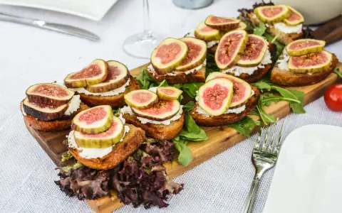 Pyszne bruschetty z figami i serem kozim, idealne na wieczór włoski. Menu pełne smaków!