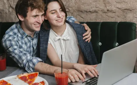 Pizza, mecz i rozrywka online. Jak wygląda idealny wieczór bez wychodzenia z domu?