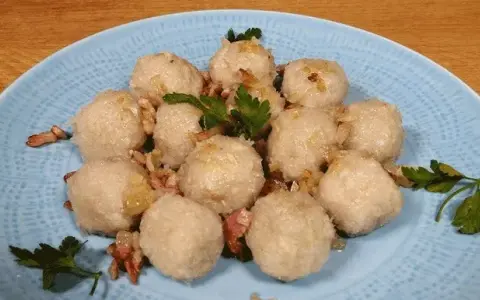 Pyzy z grilla: Chrupiąca skórka i dymny aromat - przepis krok po kroku