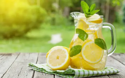Orzeźwiająca lemoniada z cytrynami i miętą w dzbanku, idealna na upalne dni. Prosty przepis, jak zrobić lemoniadę.