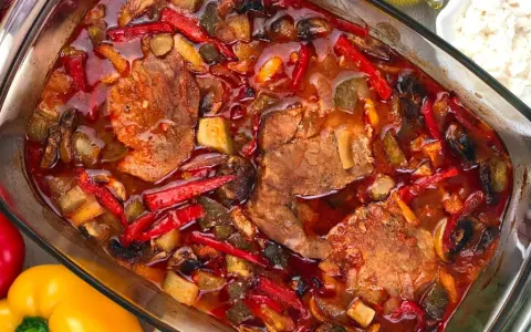 Karkówka po zbójnicku w plastrach, duszona z papryką i pieczarkami w aromatycznym sosie.