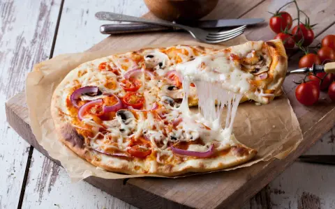 Rozciągający się ser z pizzy margherita 32cm. Idealna na szybki posiłek, choć warto pamiętać o jej kcal.
