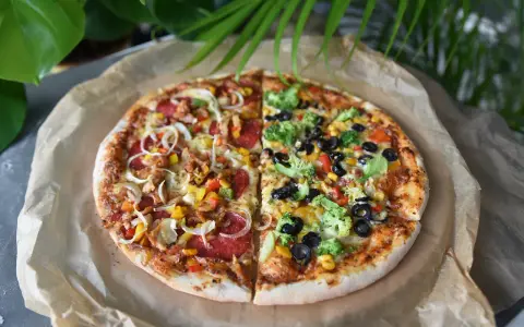 Pizza 40 cm na ile osób? Ta dwukolorowa pizza z kurczakiem, salami, warzywami i brokułami z pewnością zadowoli każdego.