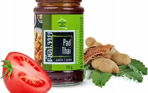 Słoik sosu Pad Thai z tamaryndowcem i pomidorem. Idealny do szybkiego przygotowania autentycznego dania.