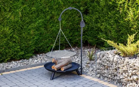 Grill na wysięgniku: Wybór, Budowa i Urok Grillowania nad Ogniem