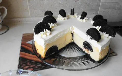 Pyszny sernik Oreo z kawałkami ciastek w środku i na wierzchu. Idealny przepis na deser.