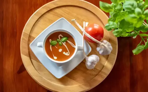 Zupa pomidorowa z bazylią, czosnkiem i pomidorem. Idealne jakie przyprawy do zupy pomidorowej? Czosnek i bazylia to podstawa!