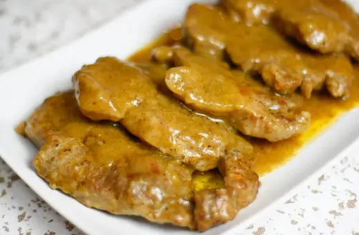 Karkówka w sosie curry, idealny pomysł na obiad. Miękkie plastry karkówki w aromatycznym, złocistym sosie.