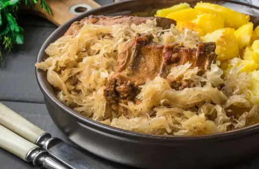 Schab po góralsku z kapustą i ziemniakami, podany w misie. Pyszne danie, które rozgrzeje w chłodne dni.