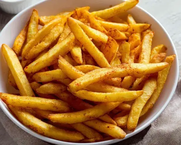Złociste, chrupiące frytki z airfryera, idealne do szybkiego przygotowania. Dowiedz się, ile smażyć mrożone frytki w airfryer, by uzyskać perfekcyjny smak.