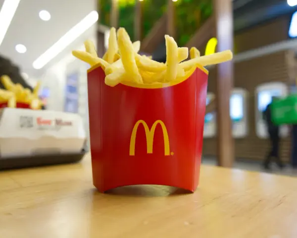 Duże frytki w McDonald's: Cena, promocje i jak kupić taniej?