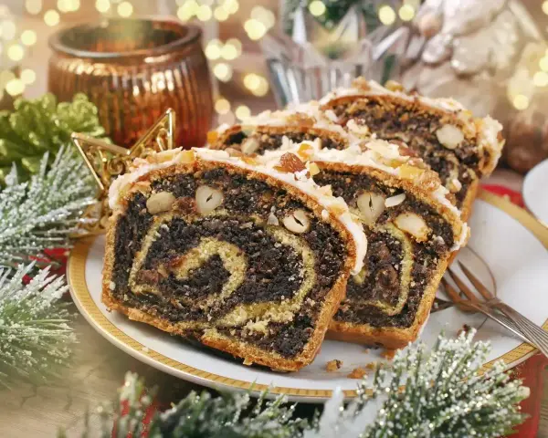 Stary przepis na makowiec, bogato nadziany makiem i orzechami, polany lukrem. Idealny na święta.