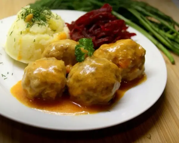 Pulpety w sosie pomidorowym jak u babci, podane z puree ziemniaczanym i buraczkami. Pyszne, domowe danie.
