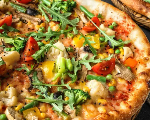 Pyszna pizza bez mięsa z brokułami, pomidorkami, kukurydzą, papryką i rukolą.