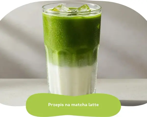 Orzeźwiający matcha latte z lodem, idealny na upalne dni. Prosty przepis na pyszny napój.