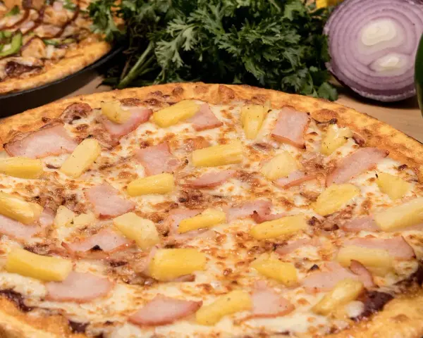 Pizza hawajska z ananasem i szynką. Czy to Sam Panopoulos kto wymyślił tę kontrowersyjną kombinację?