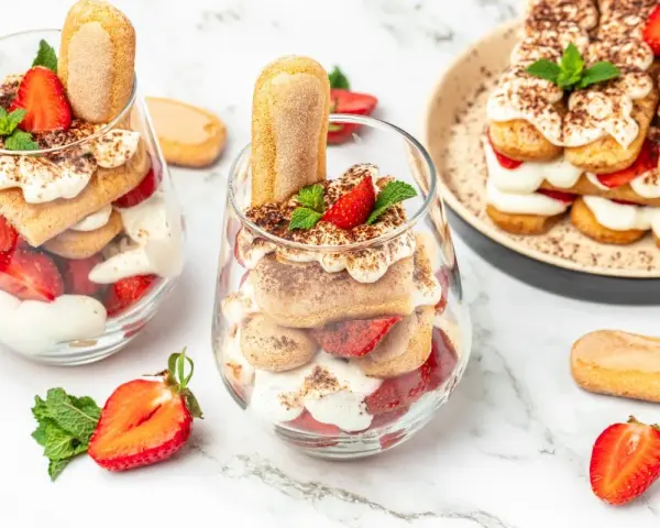 Pyszne tiramisu z truskawkami w pucharkach. Idealny pomysł, co zrobić z mascarpone na deser.