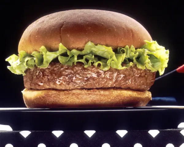 Kto wymyślił hamburgera? Historia i sekrety pochodzenia