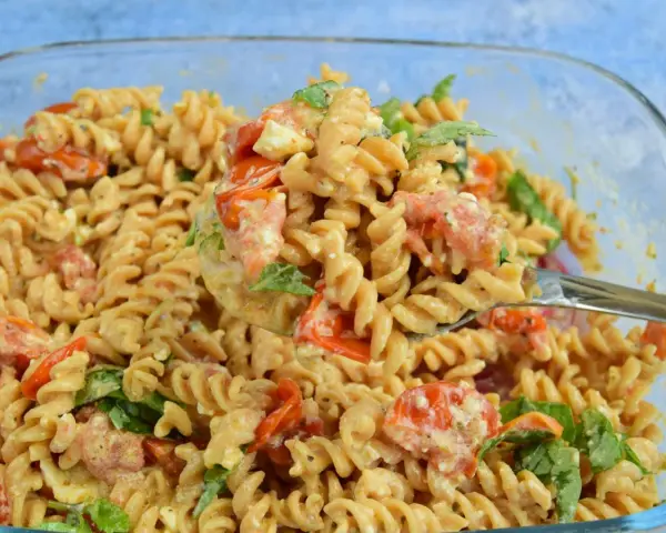Szybka kolacja z niczego: makaron fusilli z pomidorkami, fetą i bazylią w kremowym sosie. Idealne danie, gdy brakuje czasu.