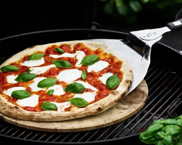 Pizza przywiera do kamienia? 7 sprawdzonych sposobów, by temu zapobiec