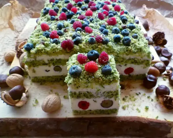 Ciasto leśny mech na dużą blachę z serkiem mascarpone, udekorowane jagodami i malinami. Wygląda jak leśna polana.