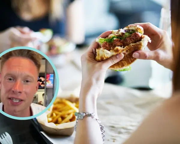 Co jest w hamburgerze z McDonald's? Soczysty kotlet, sałata, cebula i sos w bułce. Obok frytki i mężczyzna w okręgu.