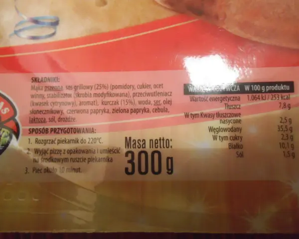 Calzone pizza 300g, 253 kcal w 100g. Składniki: mąka pszenna, sos grillowy, kurczak, ser.