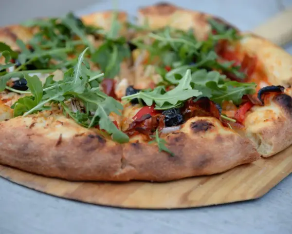 Pyszna pizza z rukolą i oliwkami na chrupiącym cieście. Proste ciasto na pizzę zawsze wychodzi, idealne na szybki obiad.