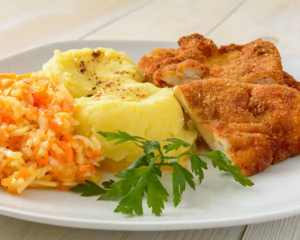 Najlepsze surówki do schabowego i frytek, które zachwycą smakiem