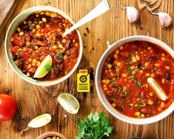 Zupa meksykańska Ani Gotuje: aromatyczne chili con carne z fasolą, kukurydzą i pomidorami, ozdobione limonką.