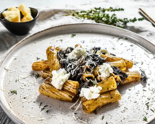 Makaron rigatoni z grzybami i kremowym serem, polany aromatycznym sosem truflowym.